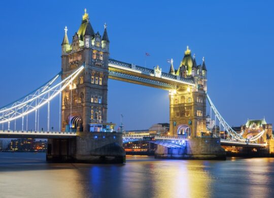 famous-tower-bridge-evening-london-england_268835-1105